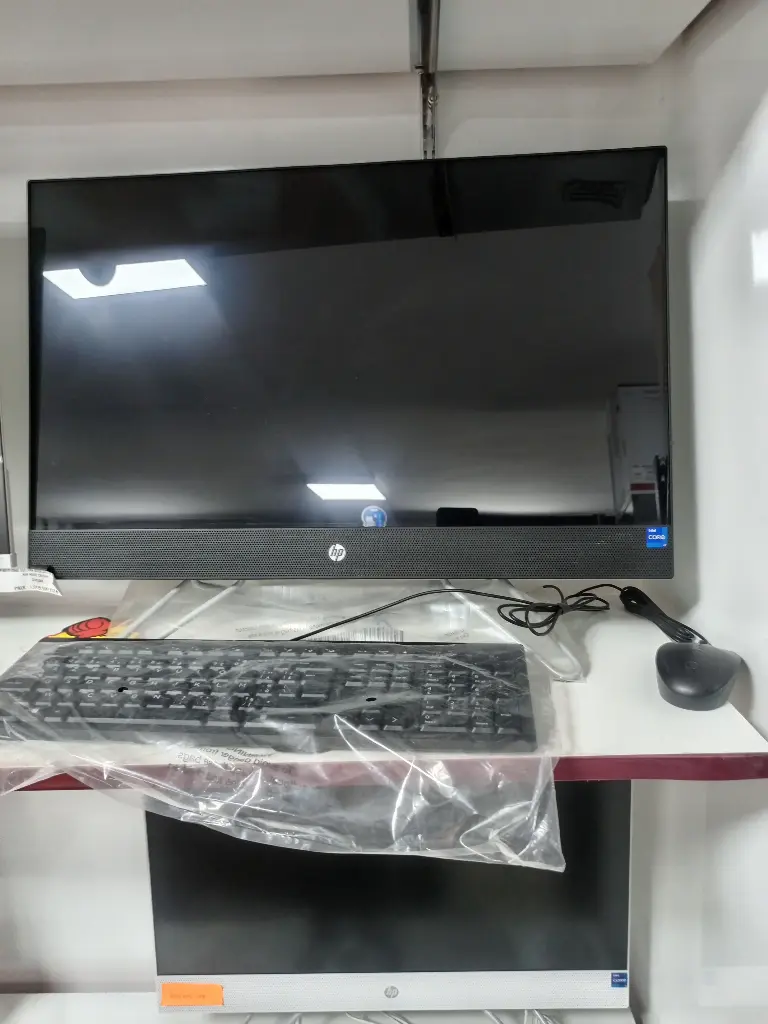 HP AIO 17-12550 8GB/512GB SSD 27" avec WiFi et accessoires
