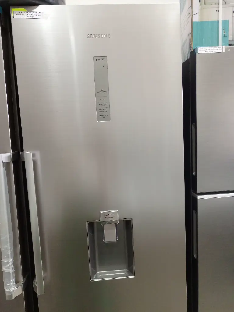 Réfrigérateur Samsung debout 390L avec distributeur d’eau argenté