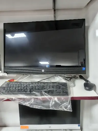 HP AIO 17-12550 8GB/512GB SSD 27" avec WiFi et accessoires