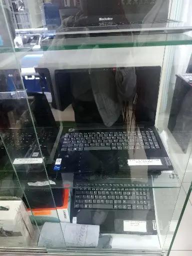 Lenovo V15 Celeron 4GB/256GB SSD 15.6" DOS (clavier ENG)